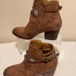 GC Shoes Western Studded Ankle Booties Cognac Brown Block Heel Boho Cowgirl Zip